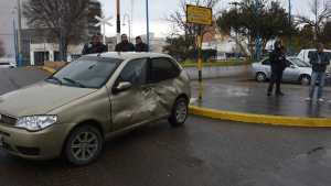 Video | Fuerte choque entre un camión cargado de arena y un auto en pleno centro de Roca