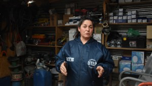 Belén, de empleada doméstica a albañil en Roca: una obra y un sueño paralizados