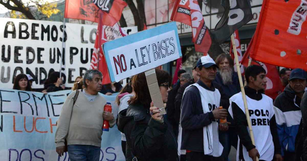 Marcha en Roca contra la Ley Bases, este miércoles: qué pasa en Bariloche, Cipolletti y Viedma thumbnail