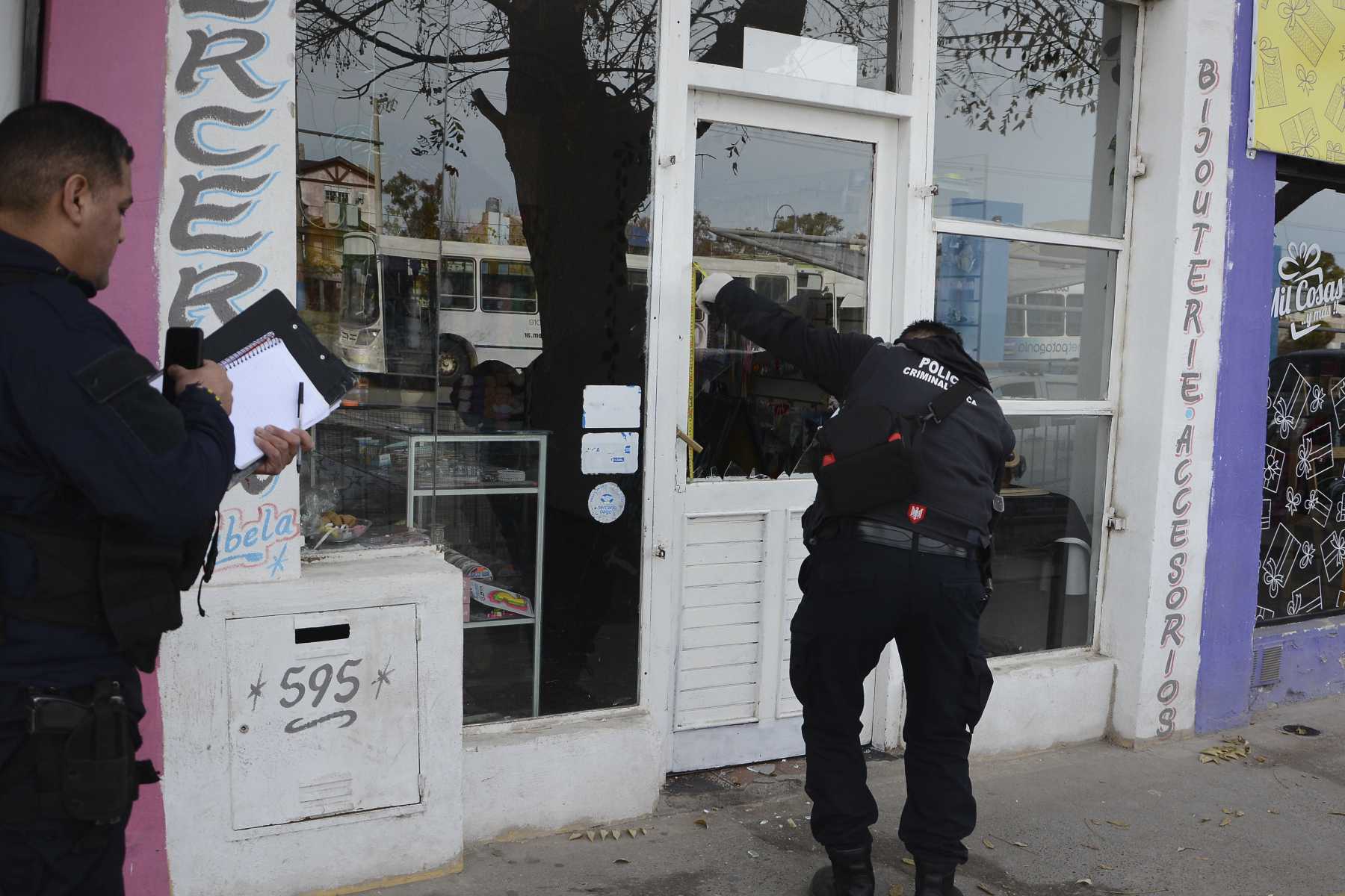 La delincuente rompió el video y se llevó una caja con adornos. Foto Andrés Maripe
