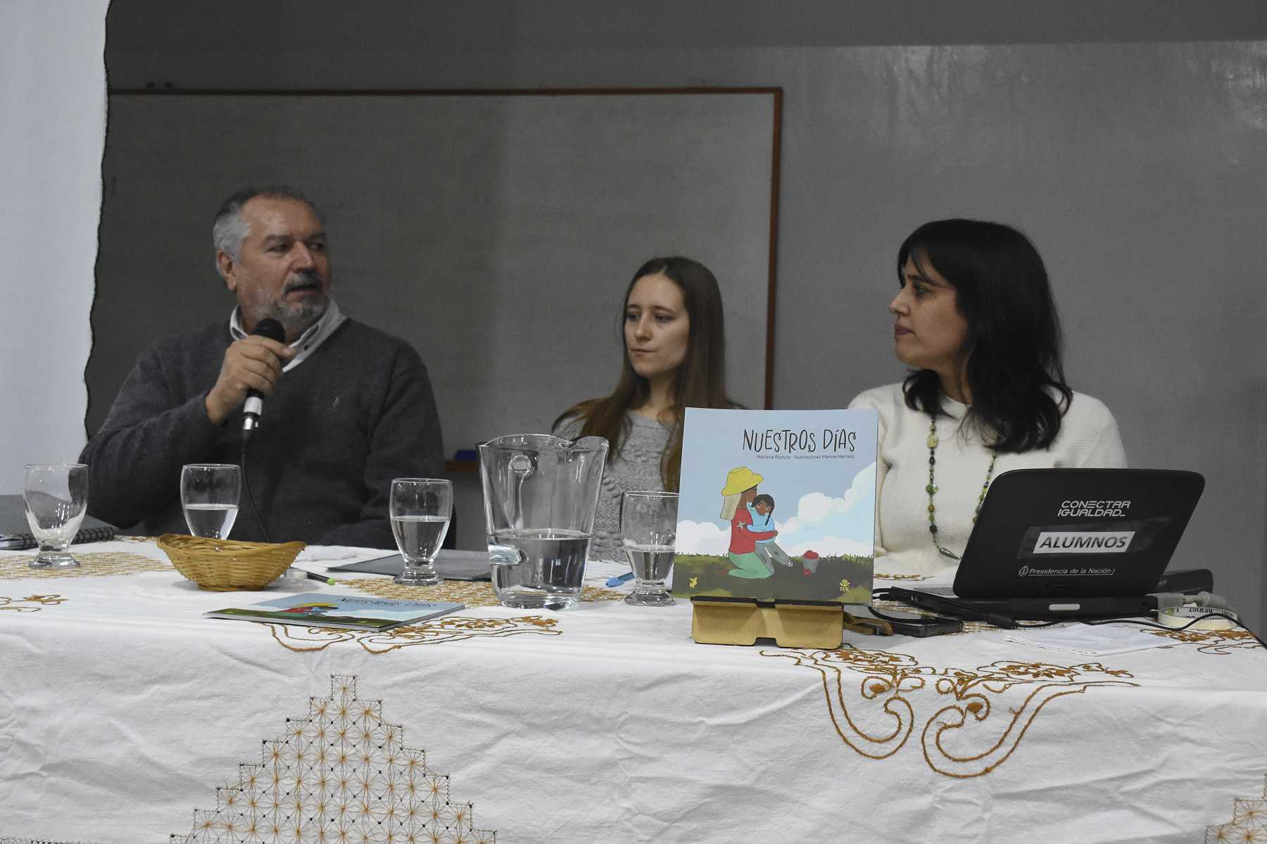 La diseñadora Marina Hernalz (al medio), y Marina Rizzuto, presentaron “Nuestros días”, editado por el FER.  