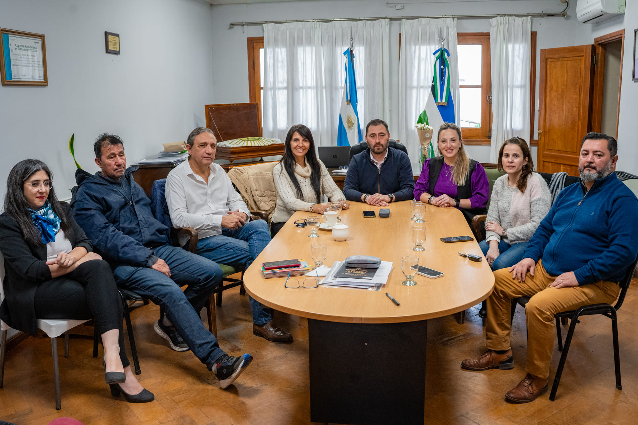 El intendente y autoridades de Allen, junto a la diputada Villaverde y el legislador César Domínguez, la semana pasada.