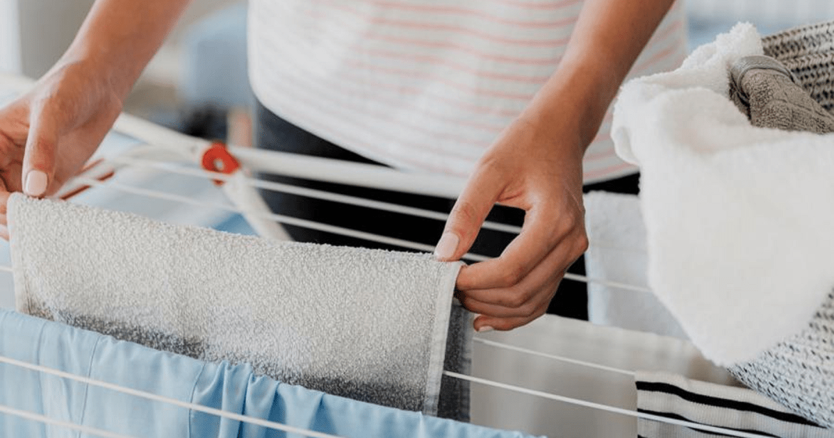 Cómo secar la ropa dentro de la casa cuando llueve thumbnail