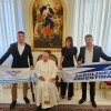Imagen de En medio del tratamiento de la Ley Bases, el papa Francisco posó con la bandera de Aerolíneas Argentinas