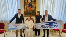 Imagen de En medio del tratamiento de la Ley Bases, el papa Francisco posó con la bandera de Aerolíneas Argentinas