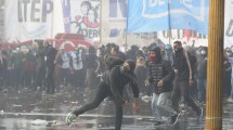 Imagen de Tensión por la Ley Bases: denuncian que hubo infiltrados en las manifestaciones y crece el número de detenidos