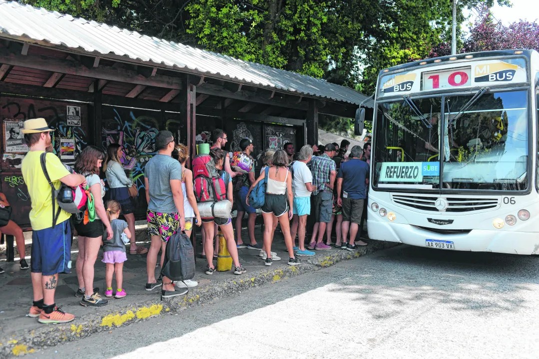 La decisión es que las líneas de largo recorrido tengan precios escalonados, con cargo exclusivo a los turistas. (archivo