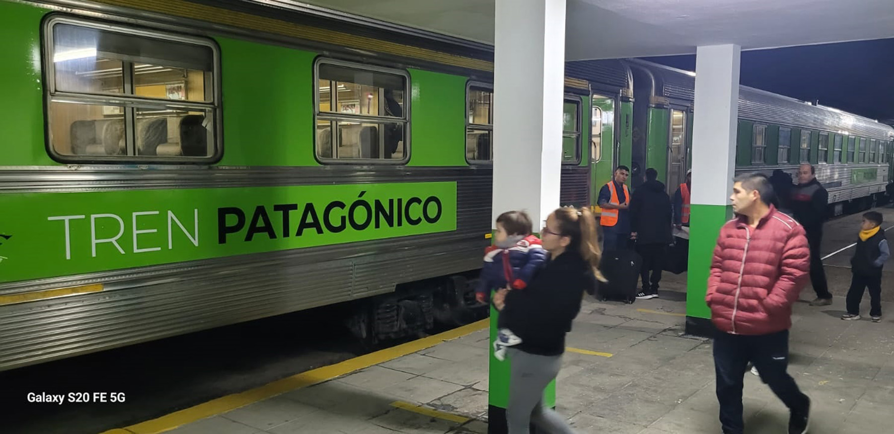 Tiempo de subir al tren en San Antonio Oeste, en la costa de Río Negro, al norte de la Patagonia. Fotos: Agencia Rieles.