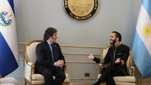 Javier Milei sigue su gira en el exterior, ahora en El Salvador: se reunió con Nayib Bukele tras su asunción