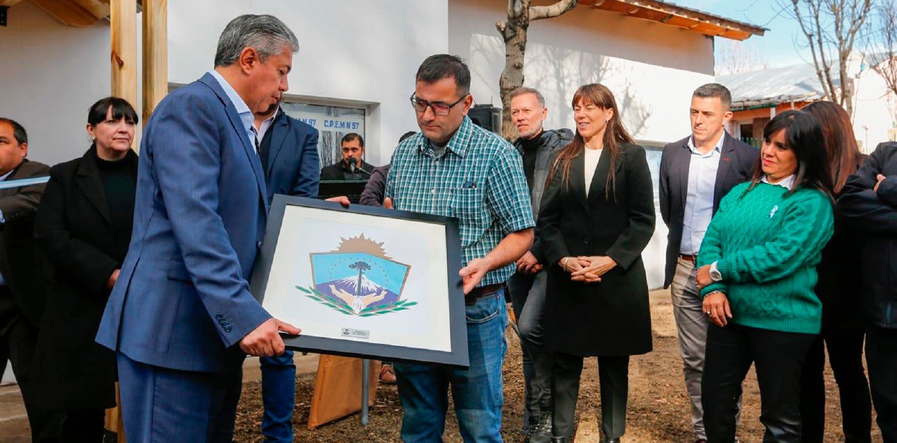 El gobernador de Neuquén Rolando Figueroa junto al director de la escuela, Matildo Andrés. 