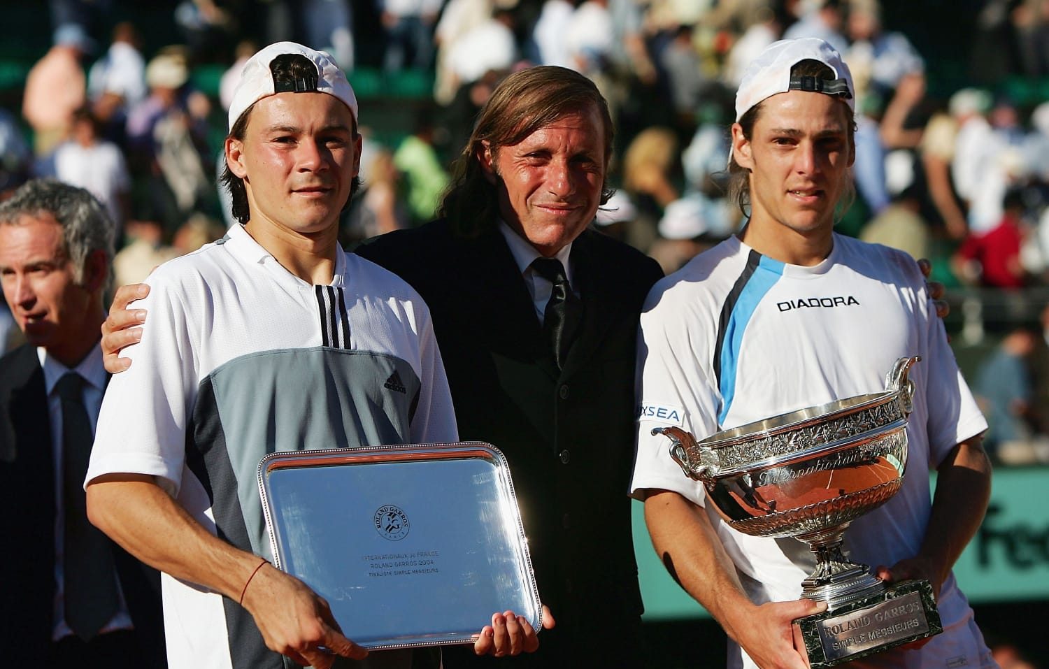 Guillermo Vilas le entregó los trofeos a Gaudio y a Coria.