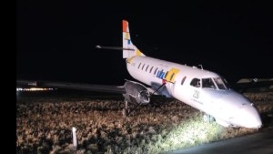 Un avión cargado de explosivos se salió de pista en Río Gallegos: colapsó su tren de aterrizaje