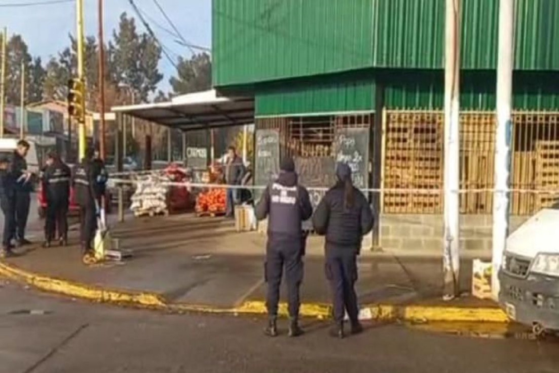 El hombre fue hallado muerto en una de las rejas que da al frente del local comercial. foto: gentileza