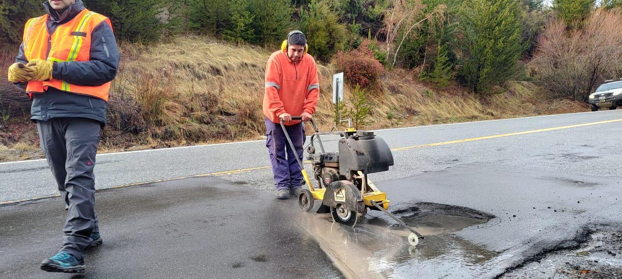 Tareas de "conservación" antes del invierno en la Ruta 40 de la cordillera rionegrina. Foto: gentileza