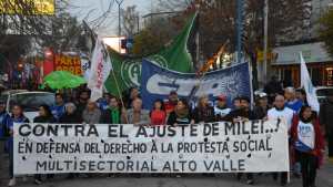 Video| Marcharon contra la Ley Bases en Roca, Viedma, Bariloche y Cipolletti: «¡Fuera Milei!»