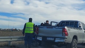 Choque en la Autovía Norte de Neuquén: perdió el conocimiento e impactó contra un auto