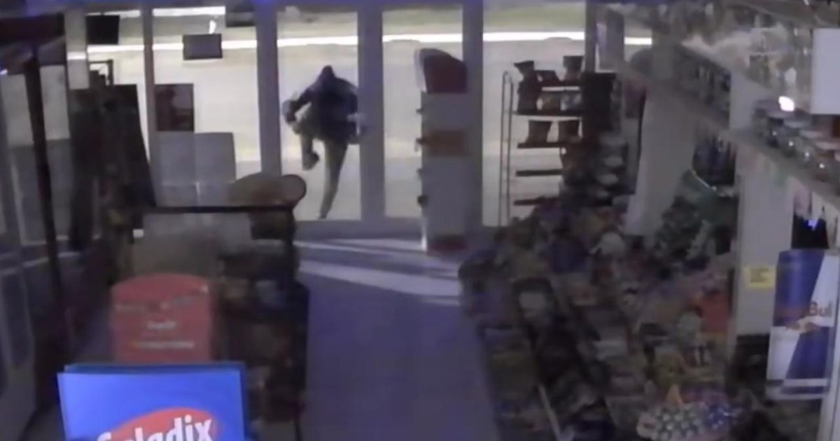 Video Con piedras y patadas, un delincuente entró a robar en un comercio de Las Grutas thumbnail