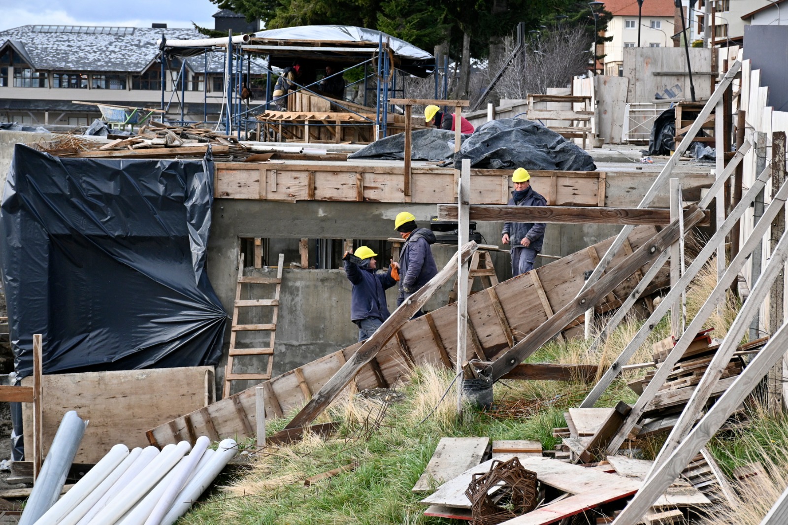 La obra del memorial de Malvinas sigue con trabajo constante en la costa del lago Nahuel Huapi, en Bariloche. Foto: Chino Leiva