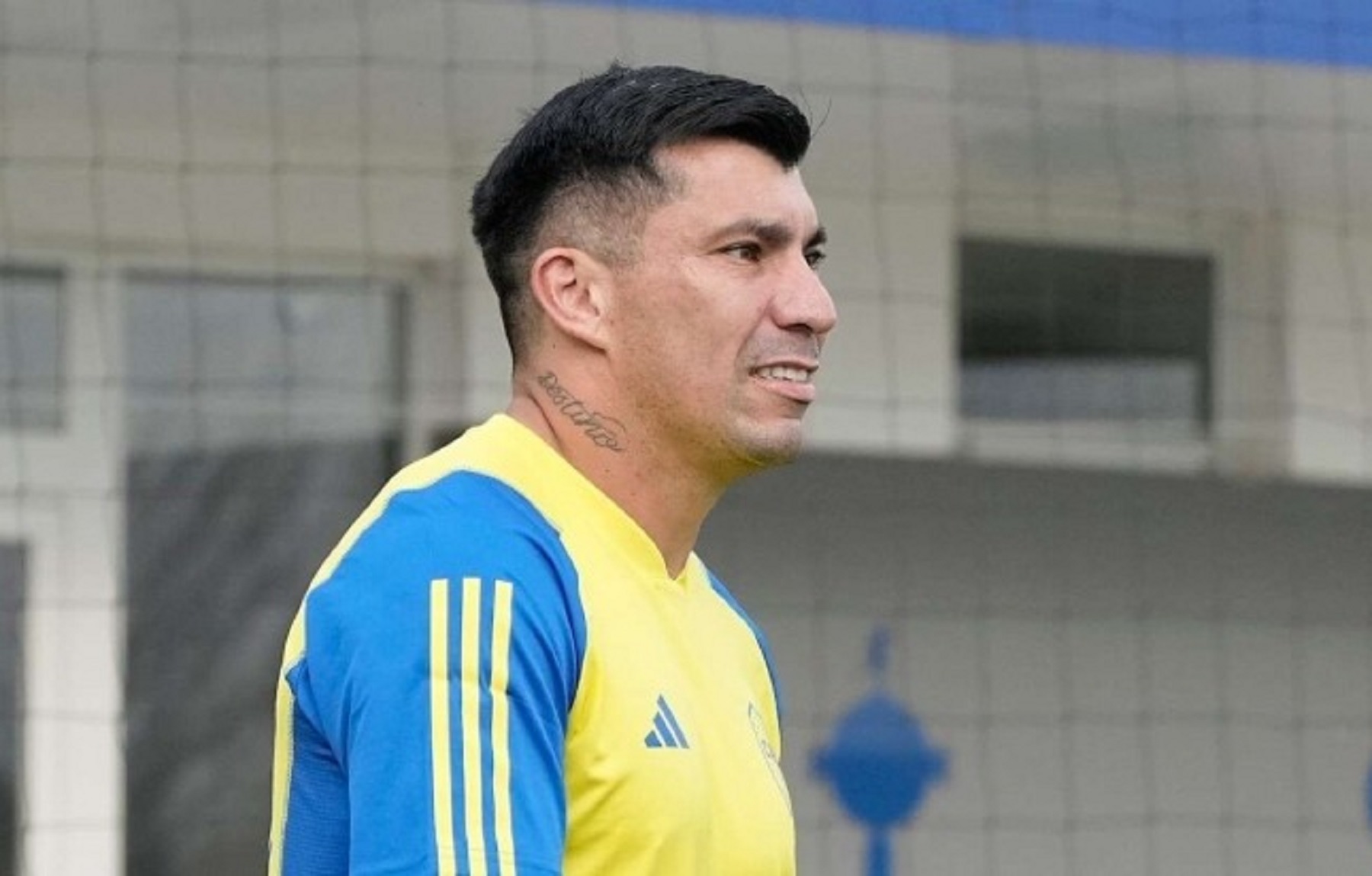 Gary Medel le mete presión a Diego Martínez en Boca.