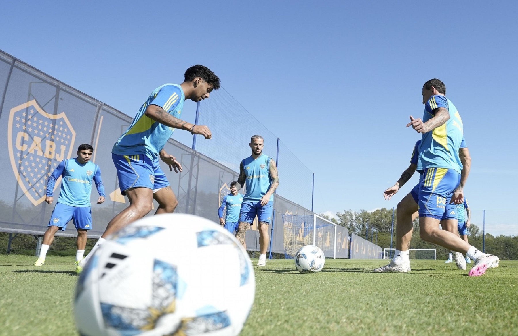 Una de las figuras de Boca no pudo terminar el entrenamiento. Foto: @BocaJrsOficial.