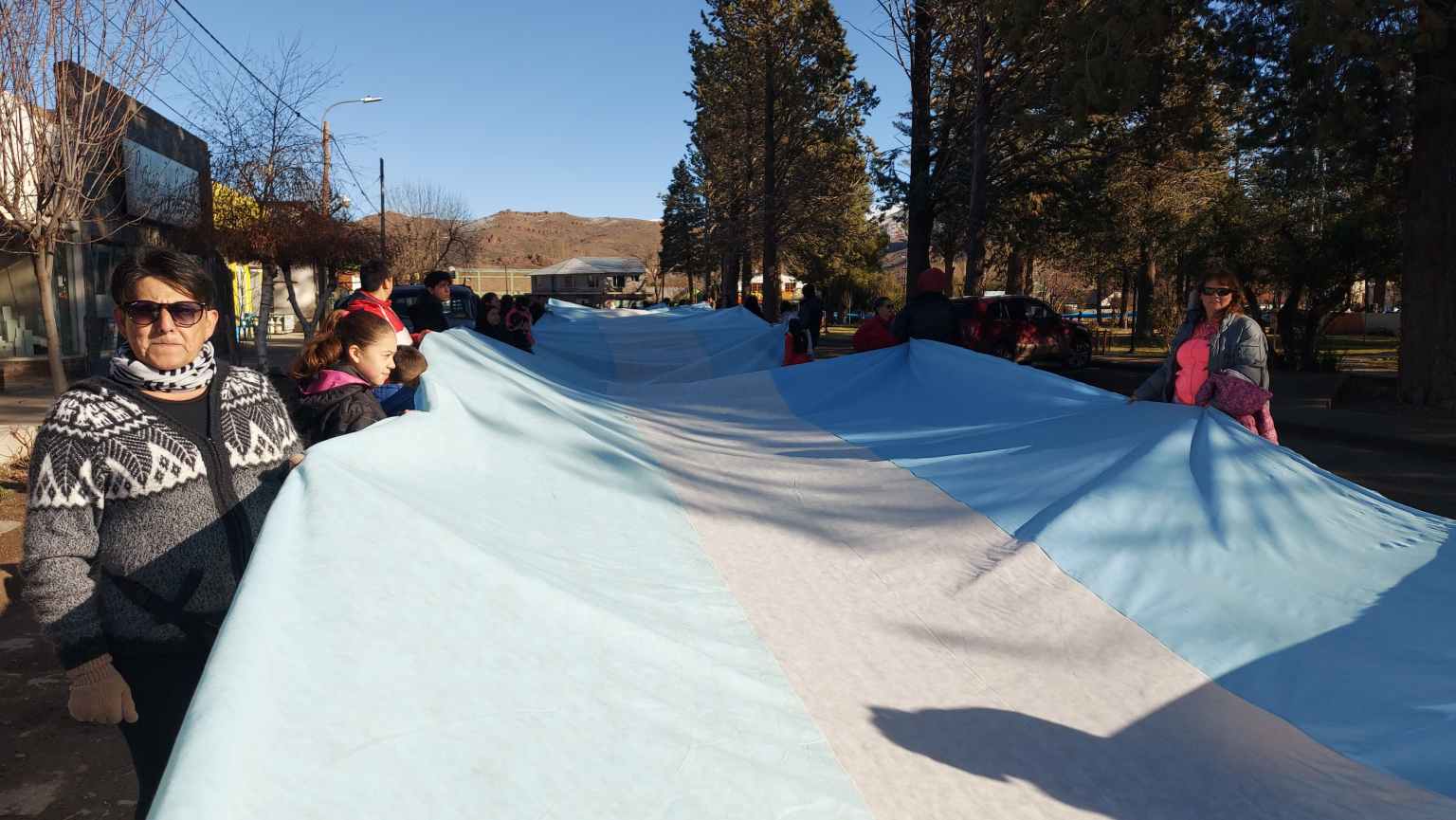 La bandera más larga del país está en el norte de Neuquén: cuánto mide y quiénes la hicieron