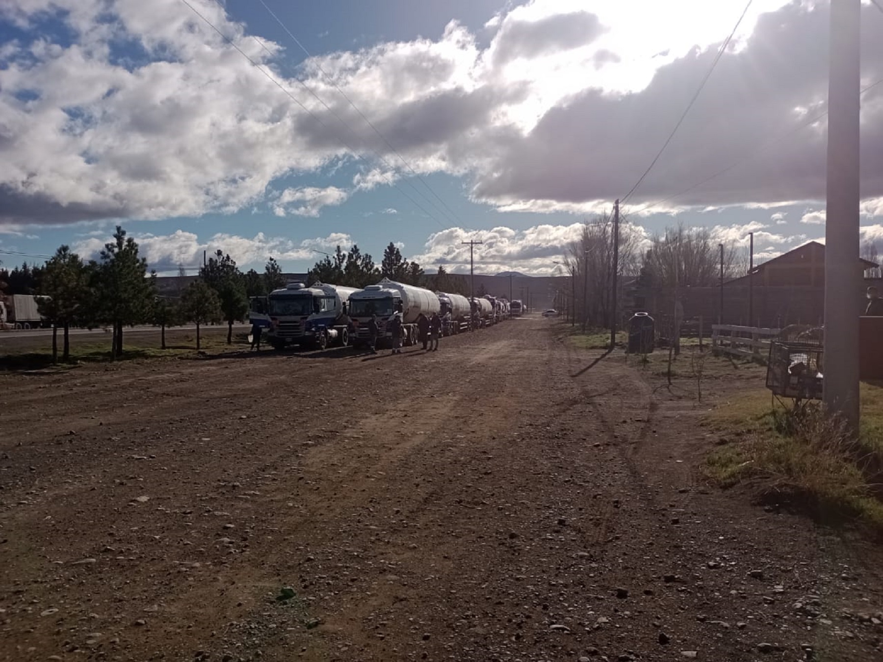 Camiones varados comenzaron a circular para Pino hachado, luego que se se reabriera el cruce internacional con Chile. Foto: Gentileza 