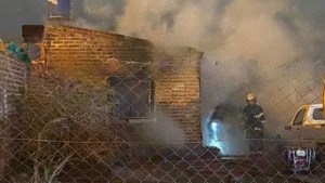 Incendio en una casa en Centenario: cómo está el joven que resultó herido