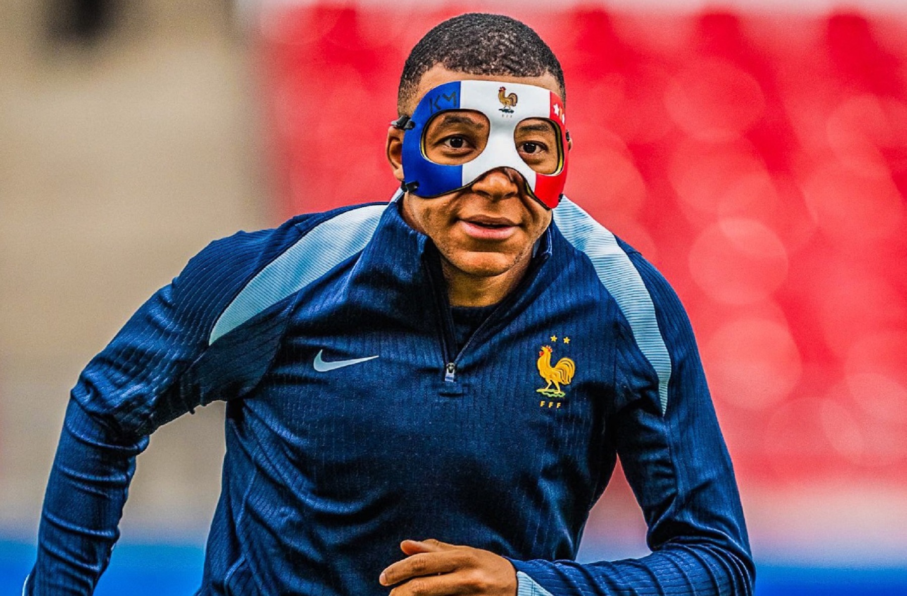 Kylian Mbappé apareció con una llamativa máscara en el entrenamiento de Francia. 