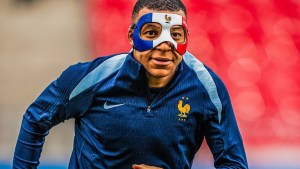Mbappé apareció con una llamativa máscara en Francia: por qué no podrá usarla en la Eurocopa