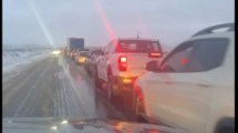 Imagen de Video: piden «por favor» regresar a Neuquén por la crítica situación con la nieve en la Ruta 237