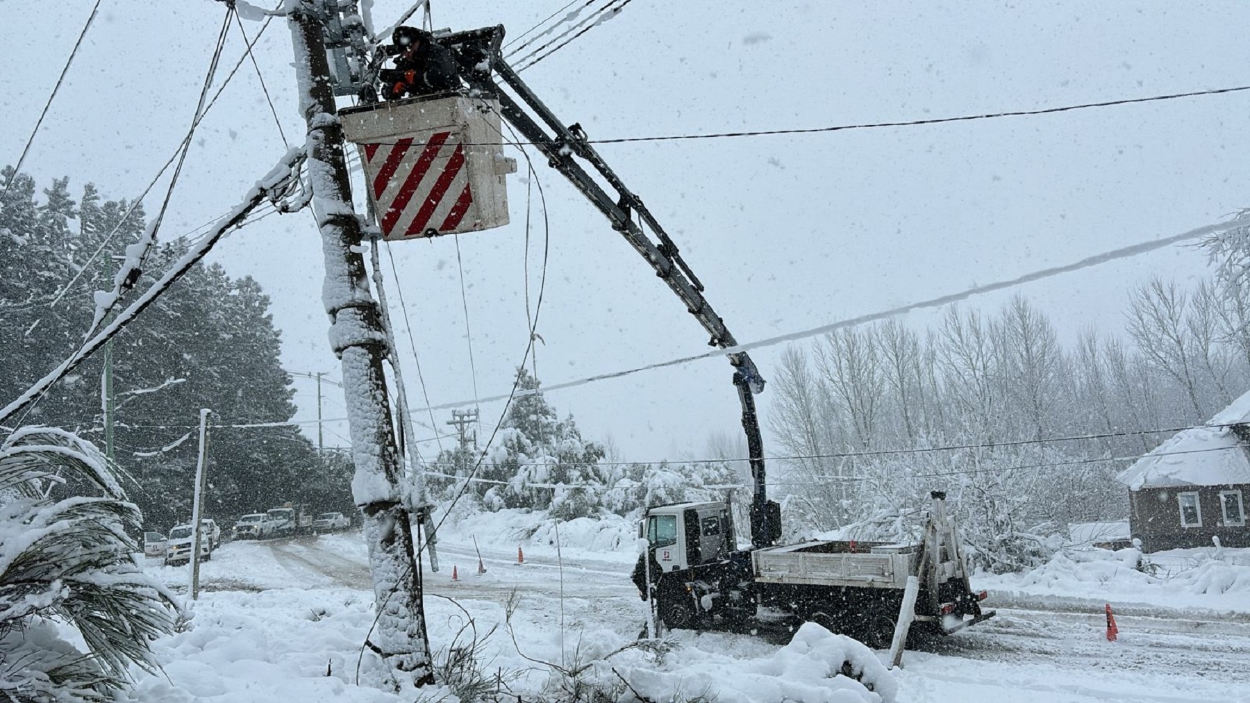 Localidades sin luz por el temporal de nieve en Neuquén. Foto: gentileza EPEN. 
