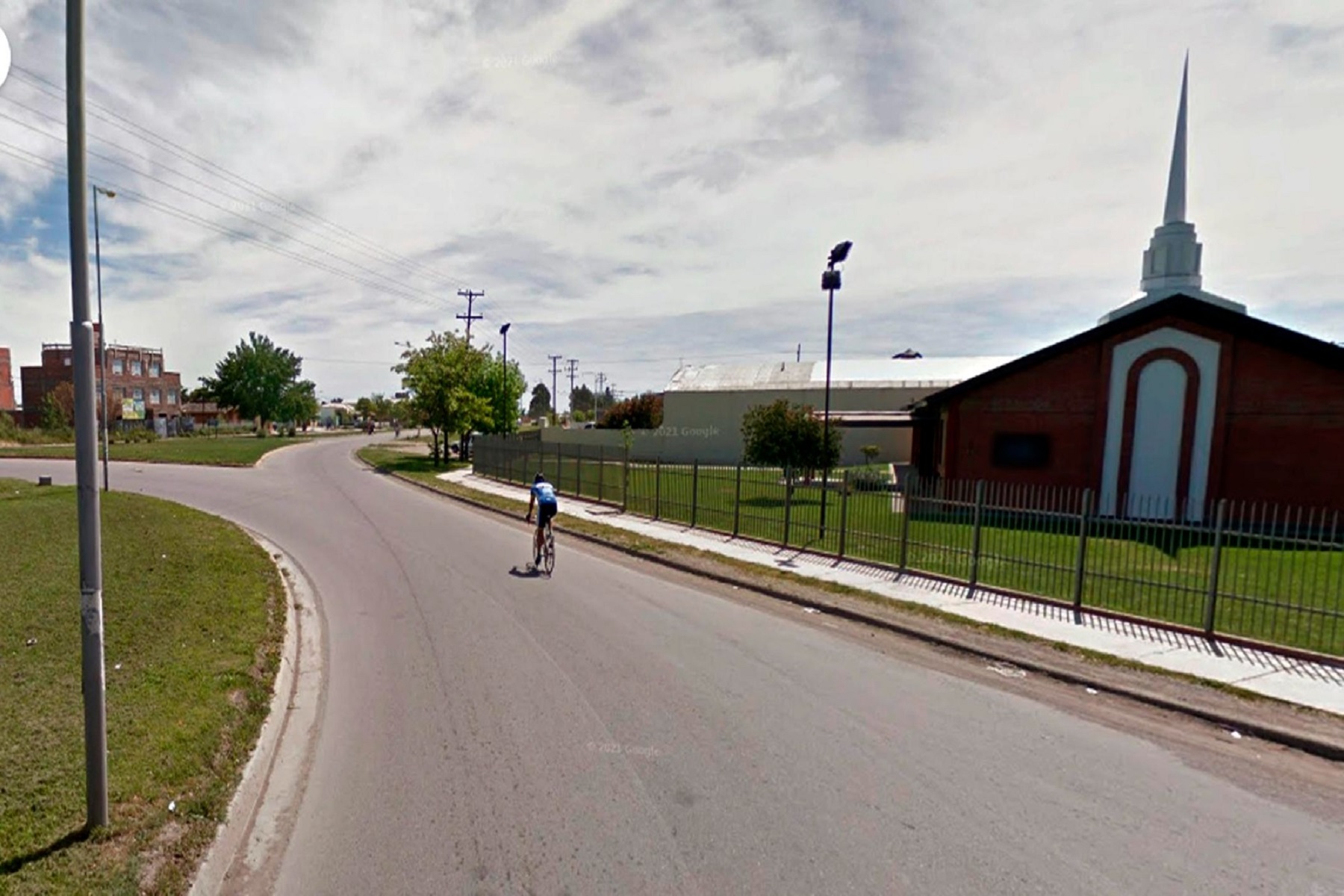 El ciclista, circulando por la rotonda, fue golpeado por un Renault Sandero que ingresaba desde la calle Perón en dirección al barrio San Martín. Foto: Google maps.