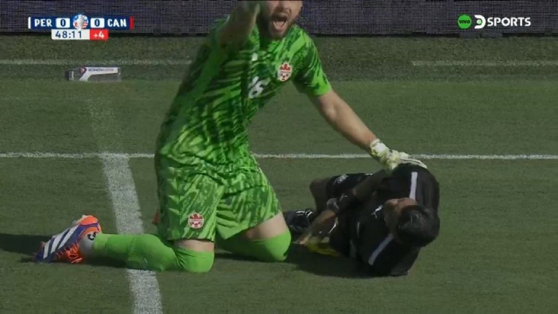 El juez de línea se desvaneció en el campo de juego al término del primer tiempo.