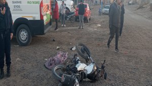 Choque entre una moto y un auto en Roca: una mujer con lesiones leves