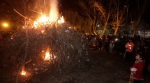 Imagen de Video | En Neuquén pasaron el frío con la tradicional fogata de San Juan: así se encendió