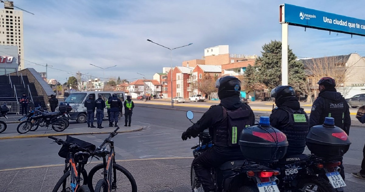 Revuelo y operativo policial en Neuquén por una juntada «pilchera»: corridas, golpes y 12 jóvenes demorados thumbnail
