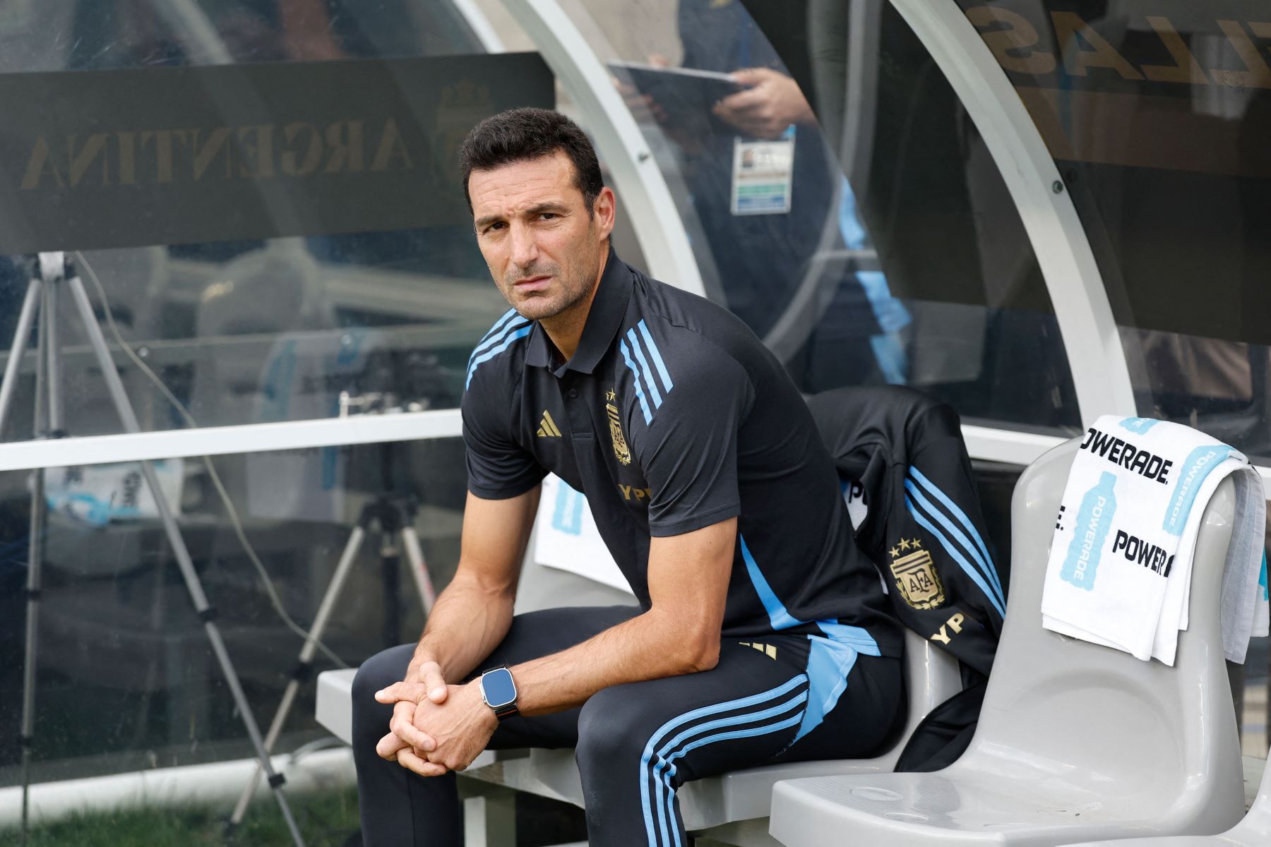 Lionel Scaloni tendrá que anunciar el corte, antes del 15 de junio. (AP)