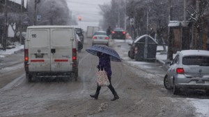 Alertas por lluvia, nieve y viento en Neuquén y Río Negro: horarios y zonas afectadas hasta el miércoles