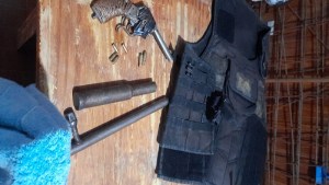 Secuestraron armas y municiones en Viedma, en el marco de una investigación por robo