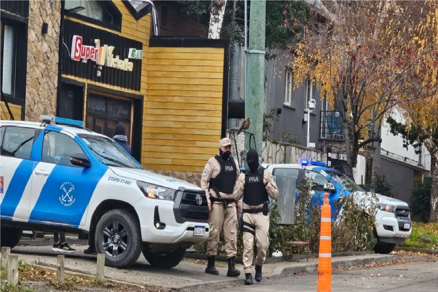 Rescatan a siete personas de un supermercado en San Martín de los Andes por posible caso de trata (Foto: Gentileza FMdelLago)