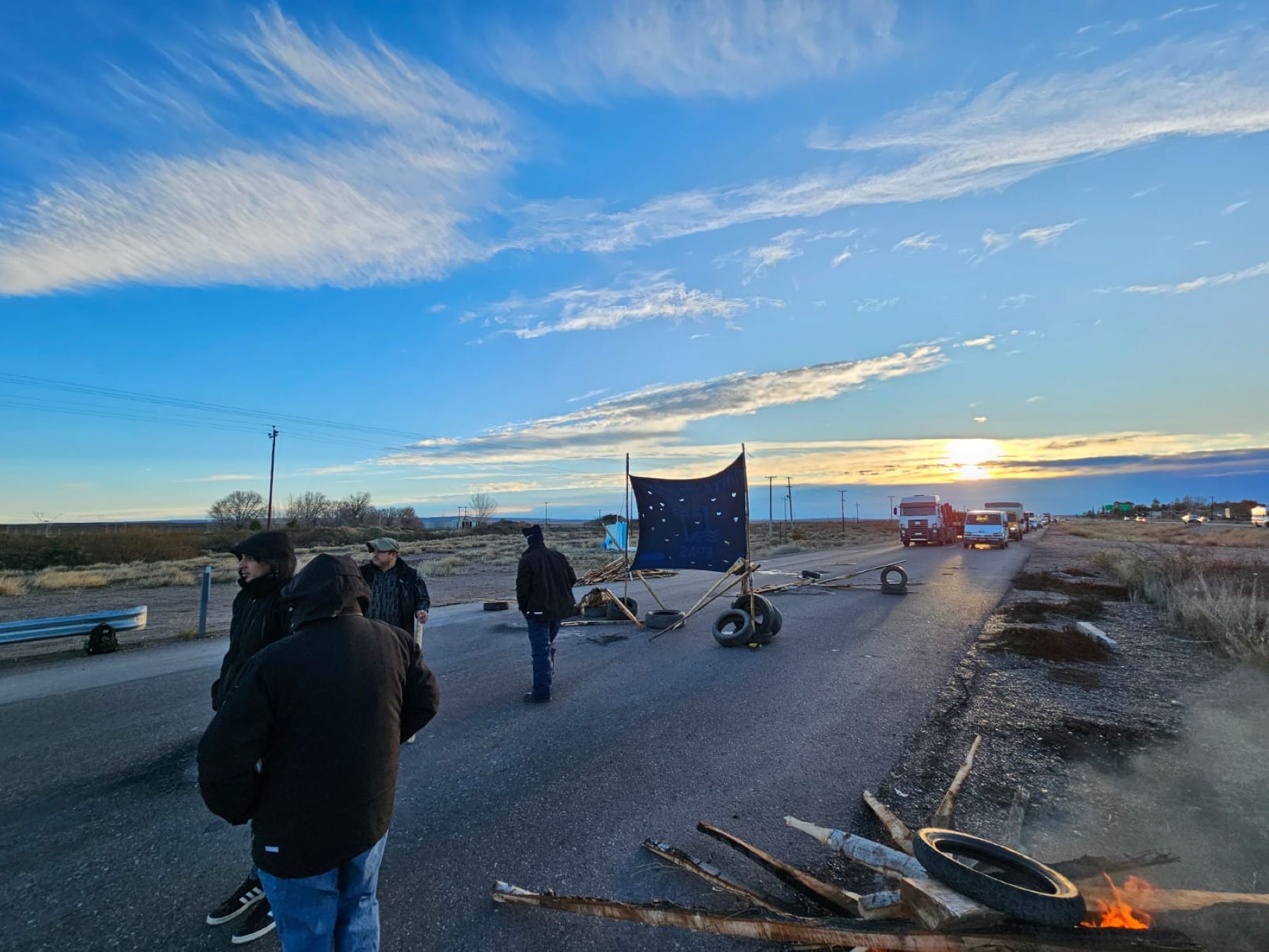 Los trabajadores del EPAS cortaron la Ruta 22 a a altura de Arroyito este jueves. (Gentileza)