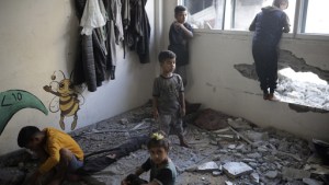 Nuevos ataques de Israel contra campamentos mataron al menos a 25 personas en Gaza