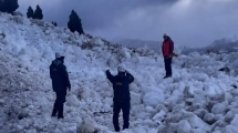 Imagen de Avalancha cerca de Junín de los Andes: cómo tratan de sacar la nieve para abrir el camino