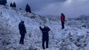 Avalancha cerca de Junín de los Andes: cómo tratan de sacar la nieve para abrir el camino