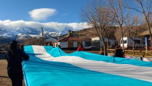 La bandera más larga de Argentina está en Neuquén: mirá las fotos