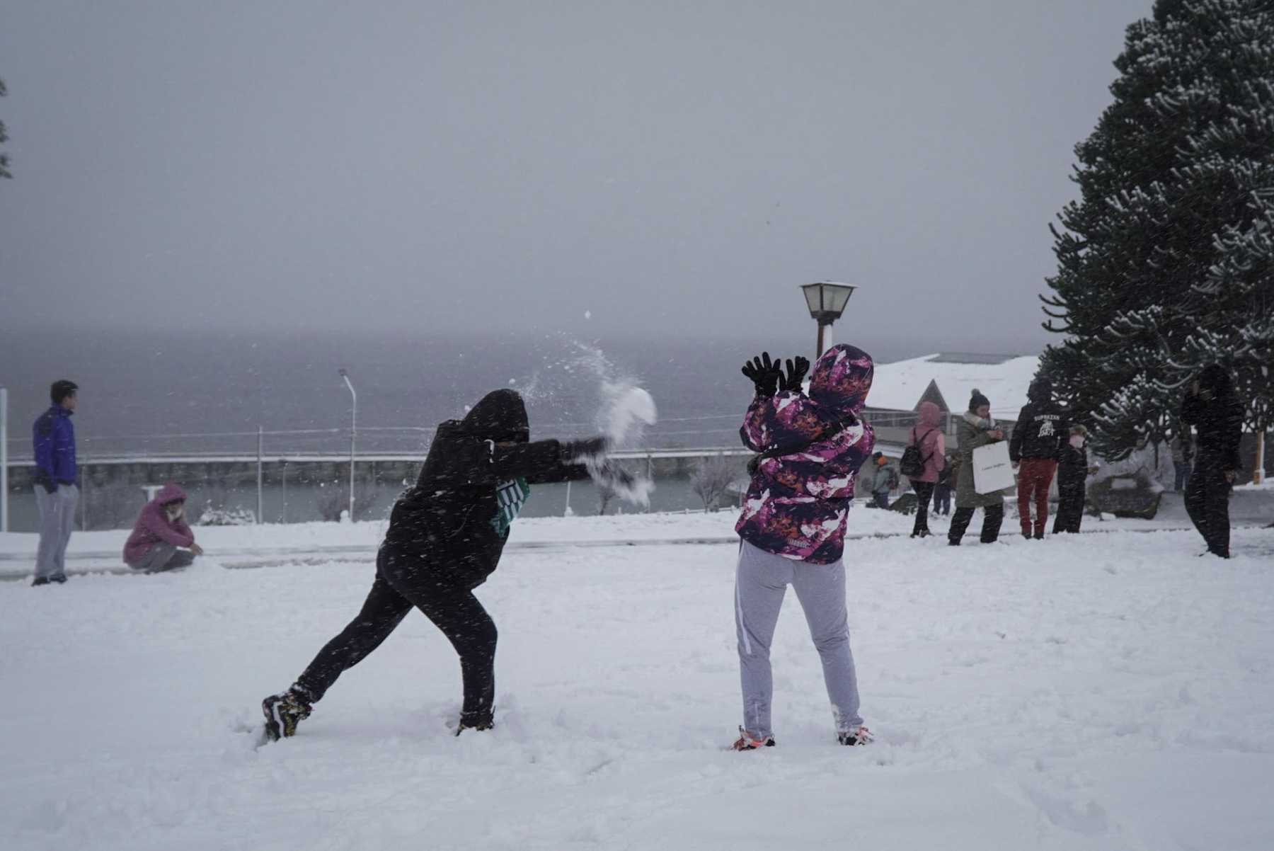 Los turistas disfrutan de la nieve en el Centro Cívico. Foto: Marcelo Martinez
