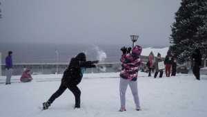 La nieve llegó a Bariloche en el arranque del fin de semana extra largo: así disfrutan los turistas