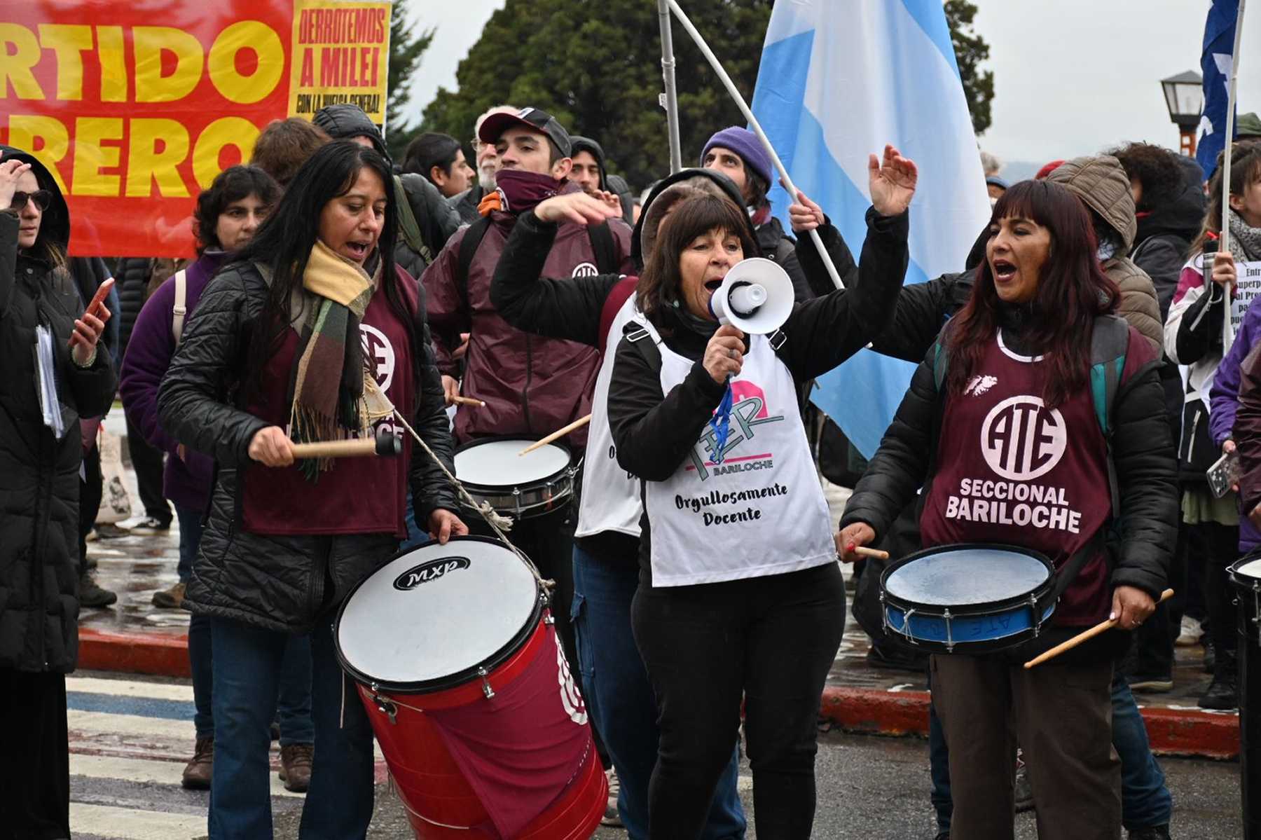 Los gremios de Bariloche se manifestaron bajo la lluvia en el Centro Cívico. Foto: Chino Leiva