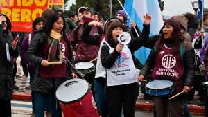 Protesta contra la Ley Bases bajo la lluvia en Bariloche: “Es un monumento a la entrega”
