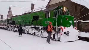 «Orgullo ferroviario»: el video de la épica llegada  del Tren Patagónico a Bariloche en el temporal de nieve